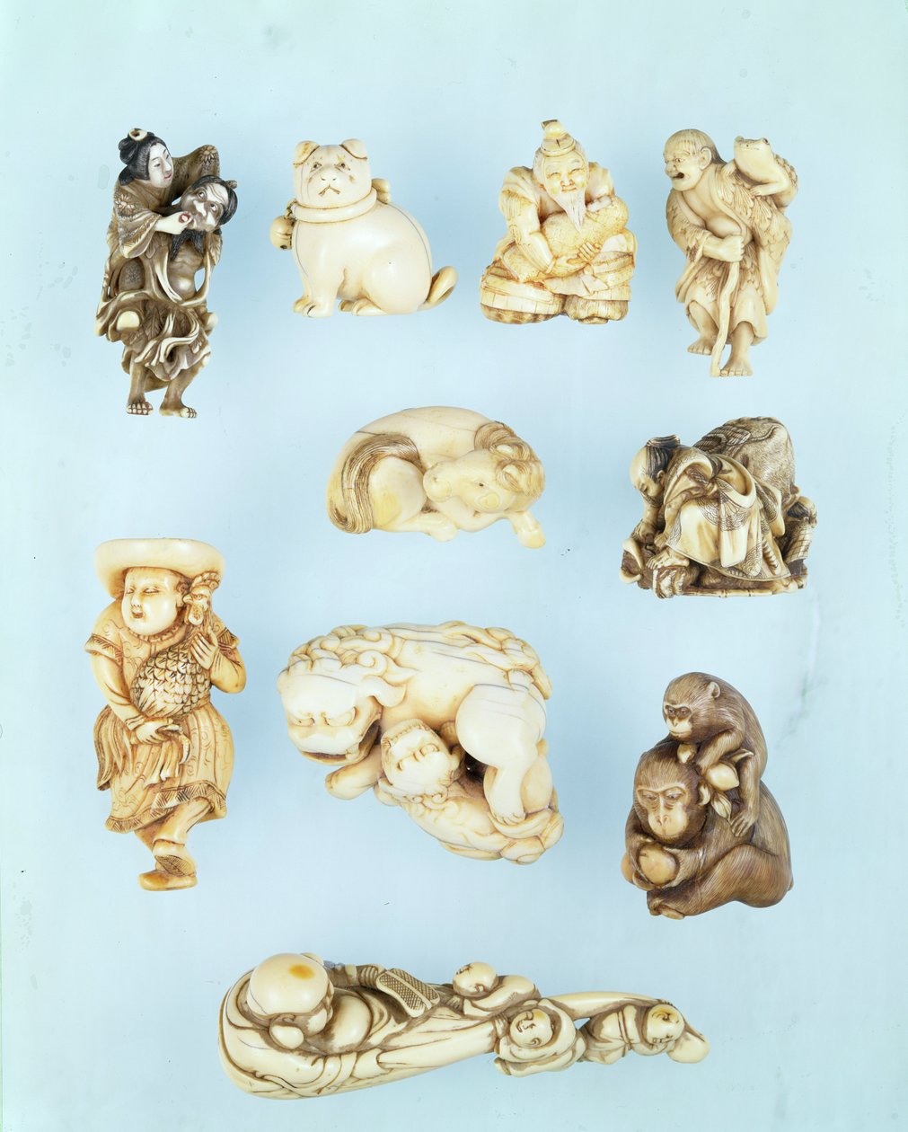 Sélection de netsuke : Ikkuha Sennin portant la prostituée de Bénarès ; chiot assis ; Abe no Yasuneri tenant un bébé ; Gamma Sennin ; cheval couché ; guerrier maîtrisant un bœuf en fuite ; Hollandais debout tenant un coq à longue queue ; singe assis tenant - Japanese School