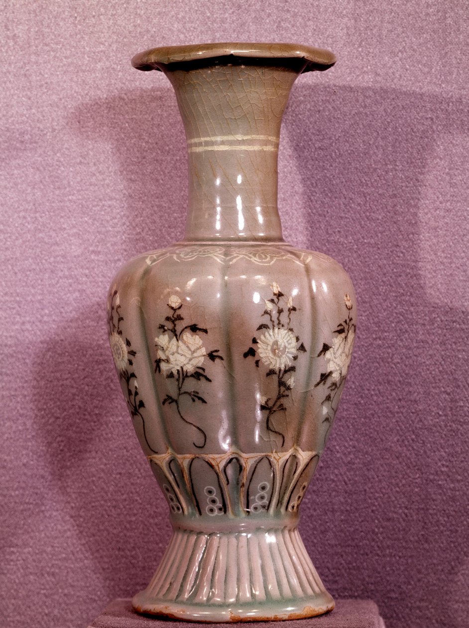 Art coréen : vase en céramique décoré de fleurs. Période Koryo. 12e siècle. Musée des beaux-arts, Palais Duksoo, Corée - School Korean