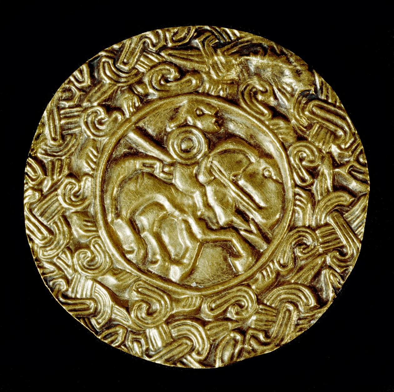 Archéologie du Moyen Âge : art barbare de Lombardie : disque en or. Au centre, un saint à cheval avec une lance et autour des motifs animaliers. Art lombard, vers 600. Italie, Cividale del Friuli, Musée Archéologique - School Lombard