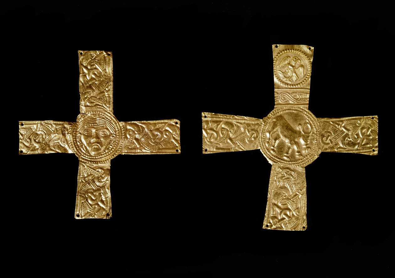 Archéologie du Moyen Âge : croix pectorales en feuilles d