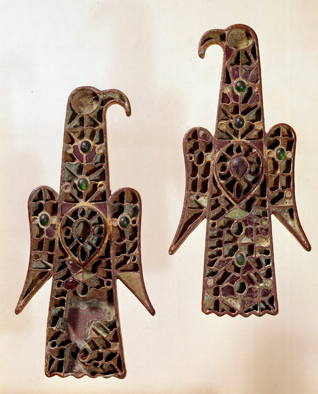 Art mérovingien : Paire de fibules (épingle de sûreté) aqualiformes (aigles). Émail cloisonné, 6ème siècle, dynastie mérovingienne (481-751). de Castelsagrat. Musée Cluny, Paris. - School Merovingian