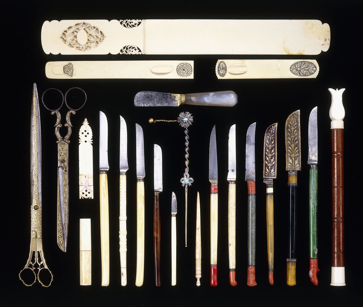 Groupe de vingt-deux instruments de scribe ottomans, comprenant onze couteaux, un tourne-page, des ciseaux, un couteau à papier, une boîte en ivoire - School Ottoman