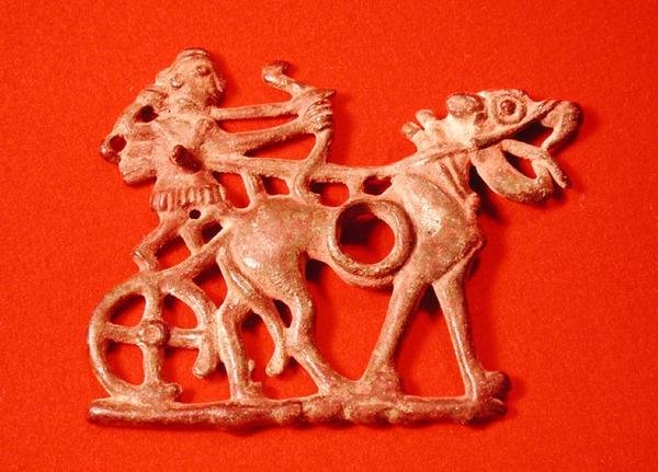 Mors de cheval représentant un chasseur sur son char, tirant à l