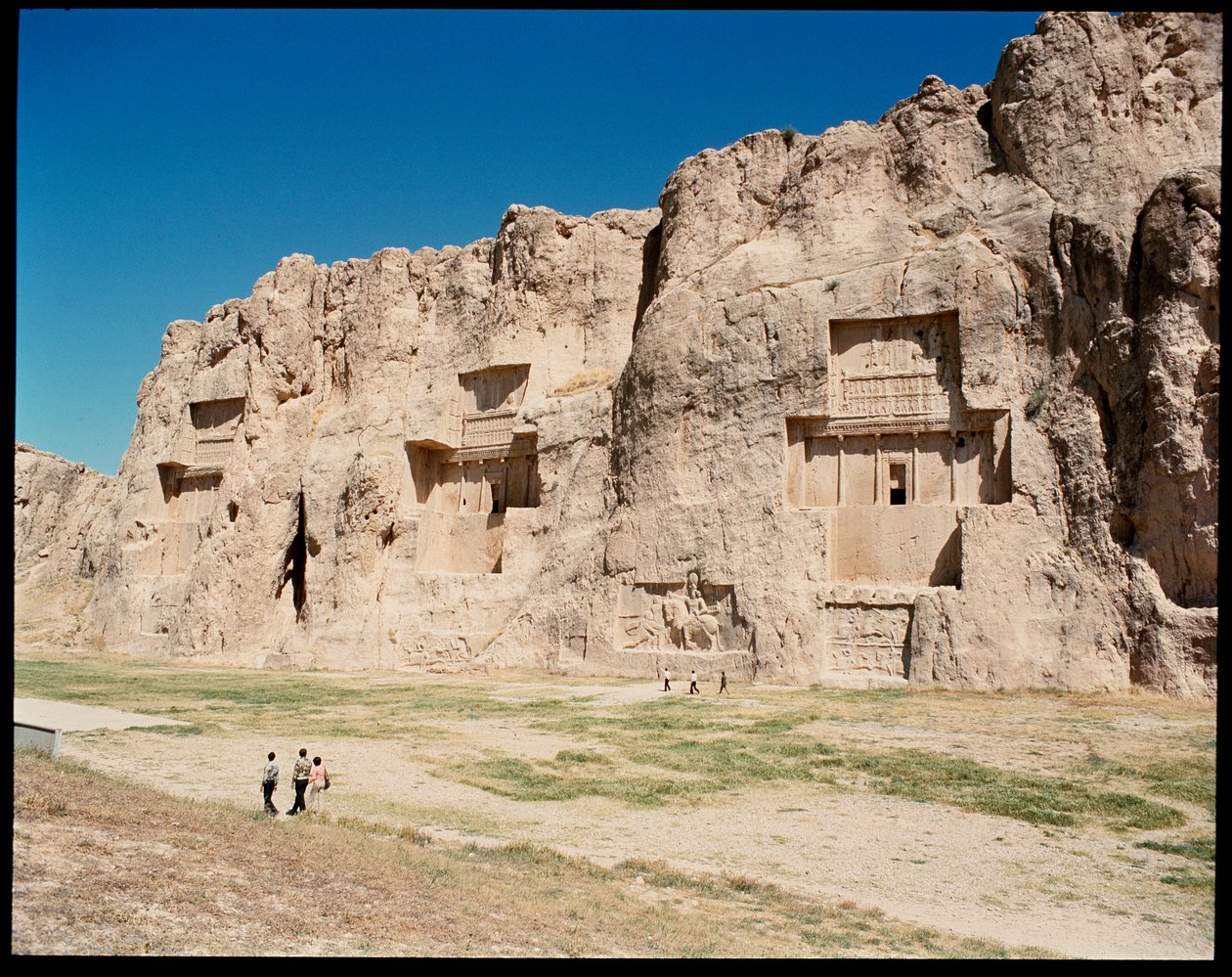 Vue de la nécropole et des quatre tombes appartenant aux rois achéménides - School Persian