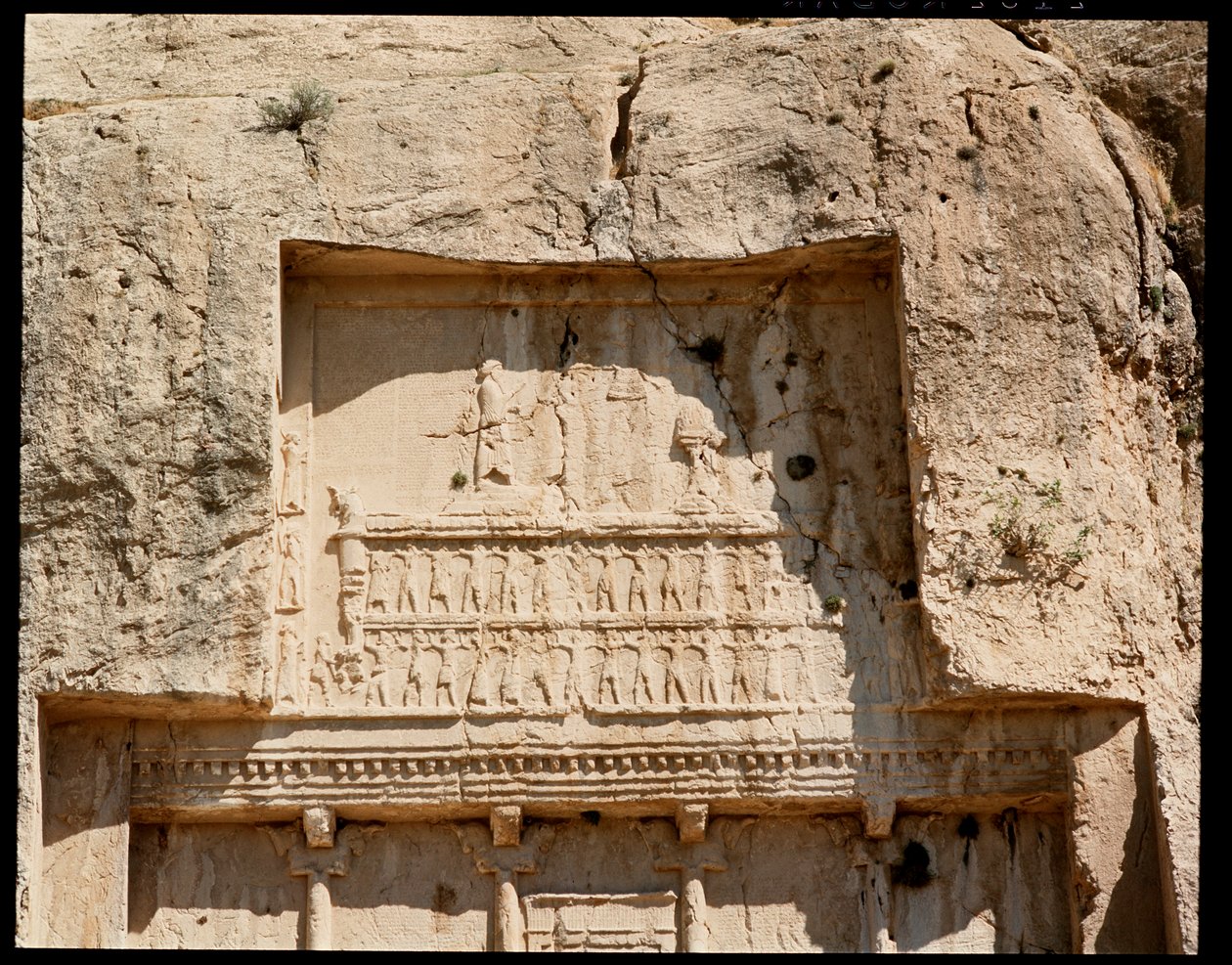 Vue de la Nécropole et du tombeau de Darius Ier le Grand avec un relief le représentant honorant le soleil - School Persian