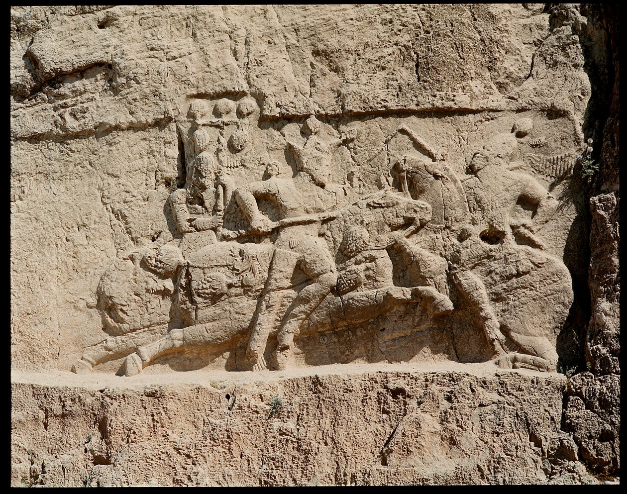 Vue de la nécropole et des tombes appartenant aux rois achéménides, relief représentant des scènes de bataille - School Persian