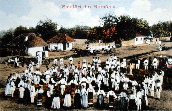 Carte postale représentant des Roumains dansant dans un village, vers 1910 - School Romanian