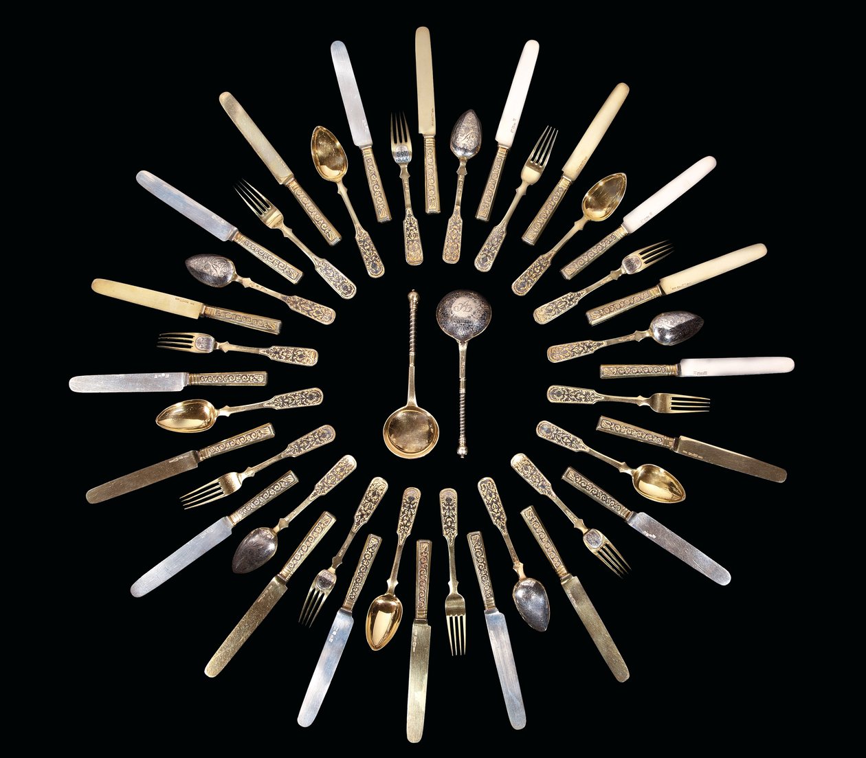 Un service de couverts en argent doré et niellé - School Russian