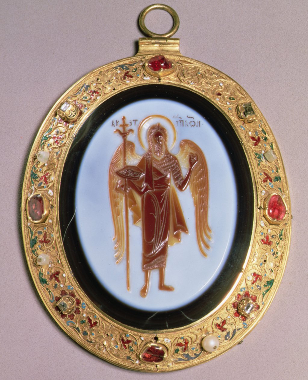 Panagia, sardonyx sculpté monté en or serti de perles et de bijoux avec décoration en filigrane et émail, Moscou, milieu du 16ème siècle - School Russian