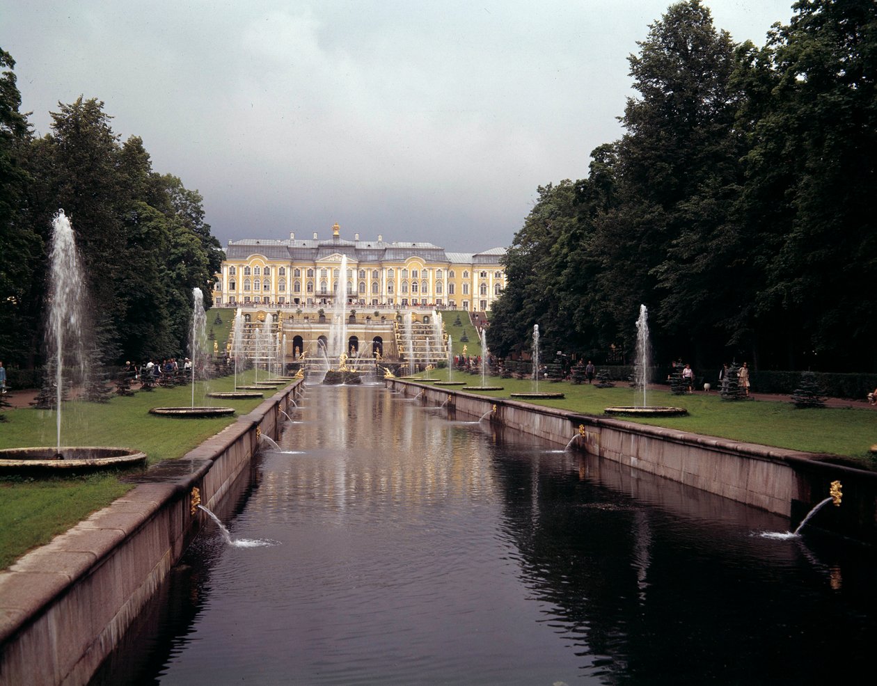 Vue de la grande cascade du château de Peterhof, réalisée sous Pierre le Grand près de Saint-Pétersbourg, Russie - School Russian