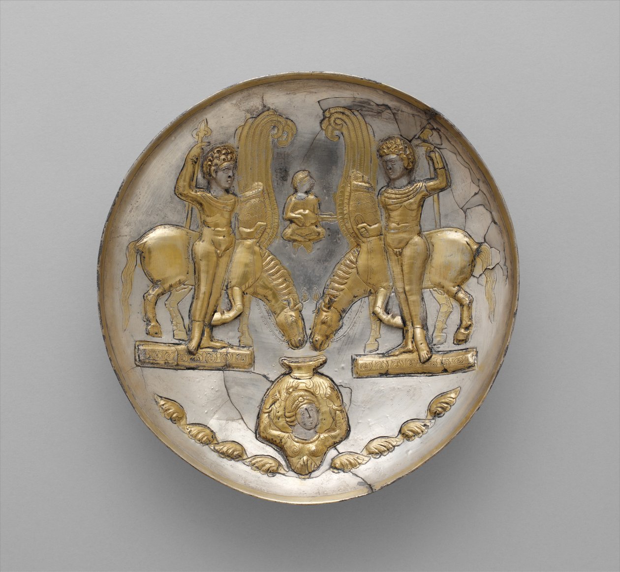 Assiette avec des jeunes et des chevaux ailés, c.5ème-6ème siècle AD - School Sasanian