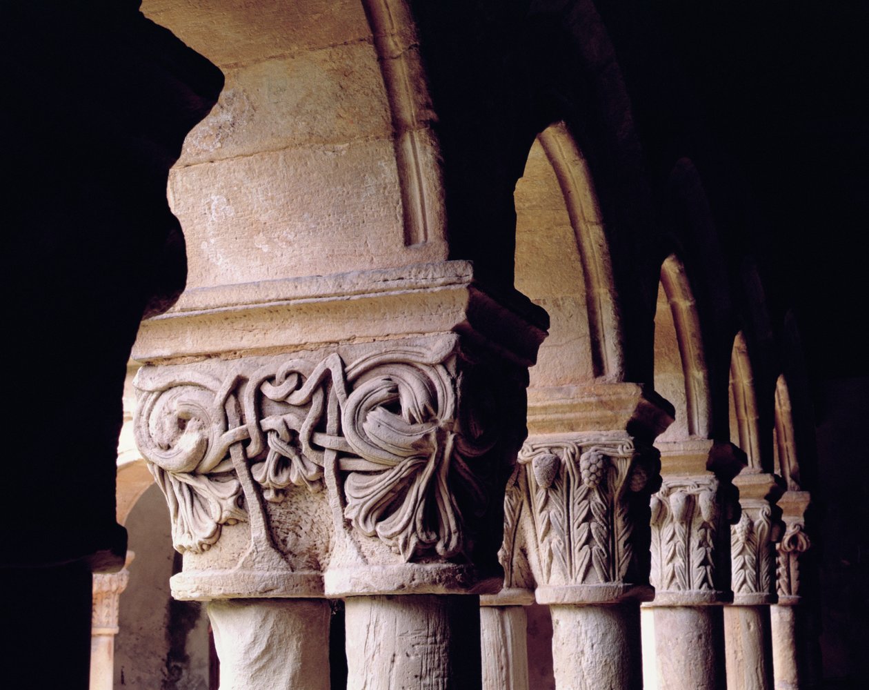 Détail des chapiteaux dans les cloîtres - School Spanish