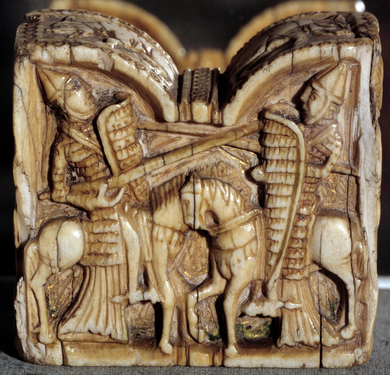 Art roman : pion de jeu représentant une bataille entre deux chevaliers. Sculpture en ivoire. D