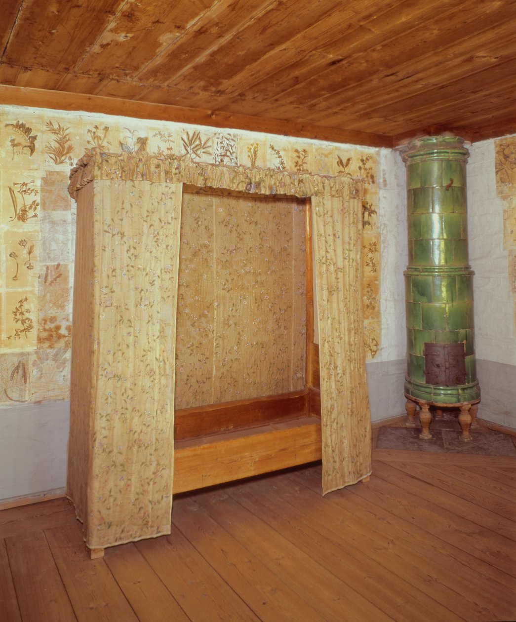 Lit pliant et poêle en céramique dans la maison de Carl Linnaeus (1707-78) - School Swedish
