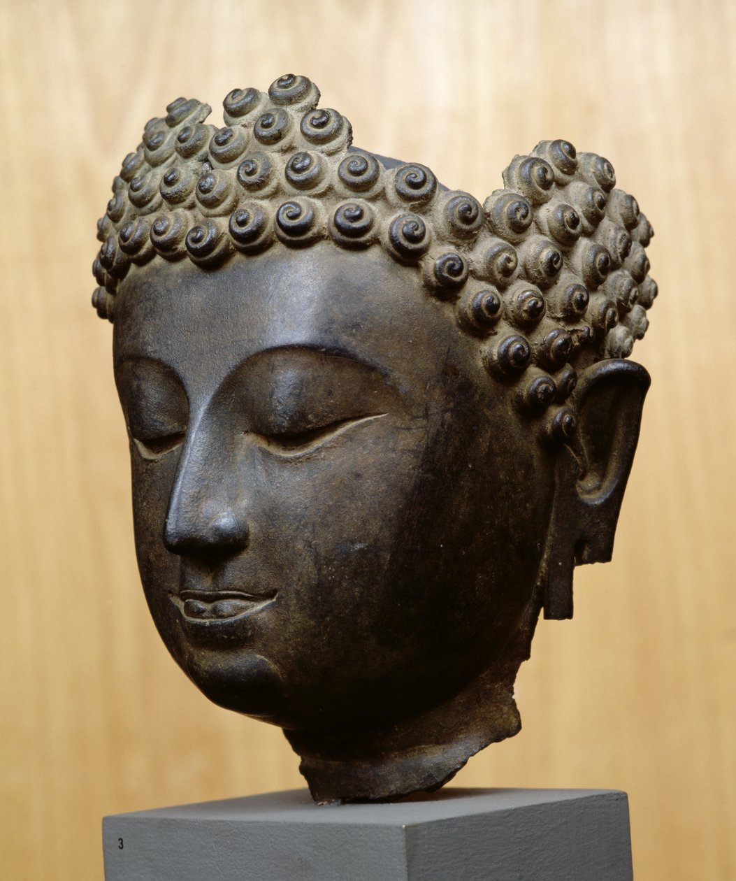 Tête de Bouddha regardant vers le bas, Culture Lan Na - School Thai