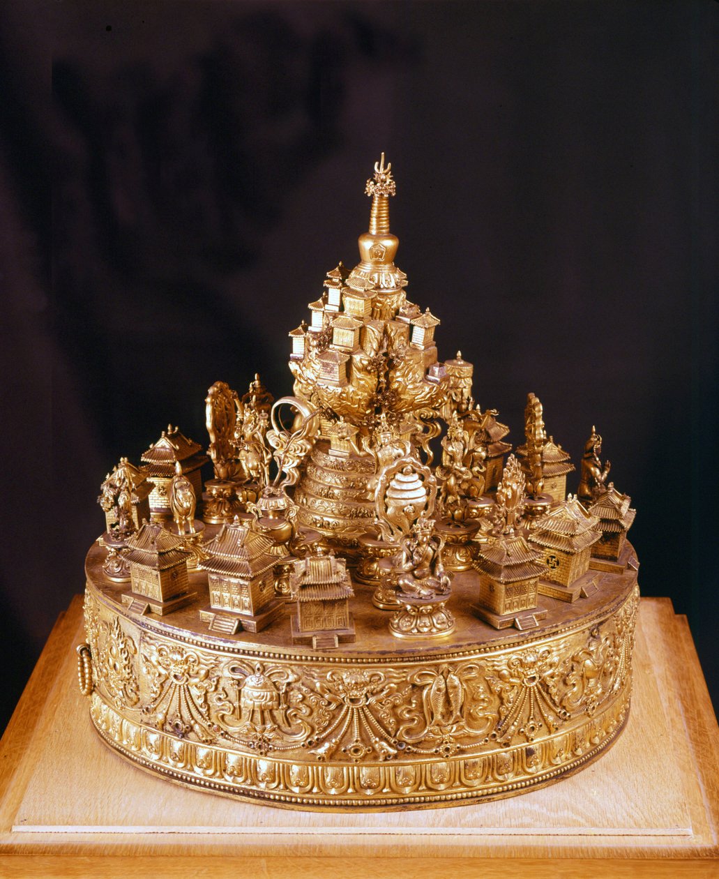 Mandala tibétain : pièce rare en bronze doré sculpté. Le mandala est une vue du cosmos divin, au centre duquel se trouve le mont Merou, une montagne surmontée du palais du dieu suprême Indra et entourée de quatre continents - Musée Guimet, Paris - School Tibetan