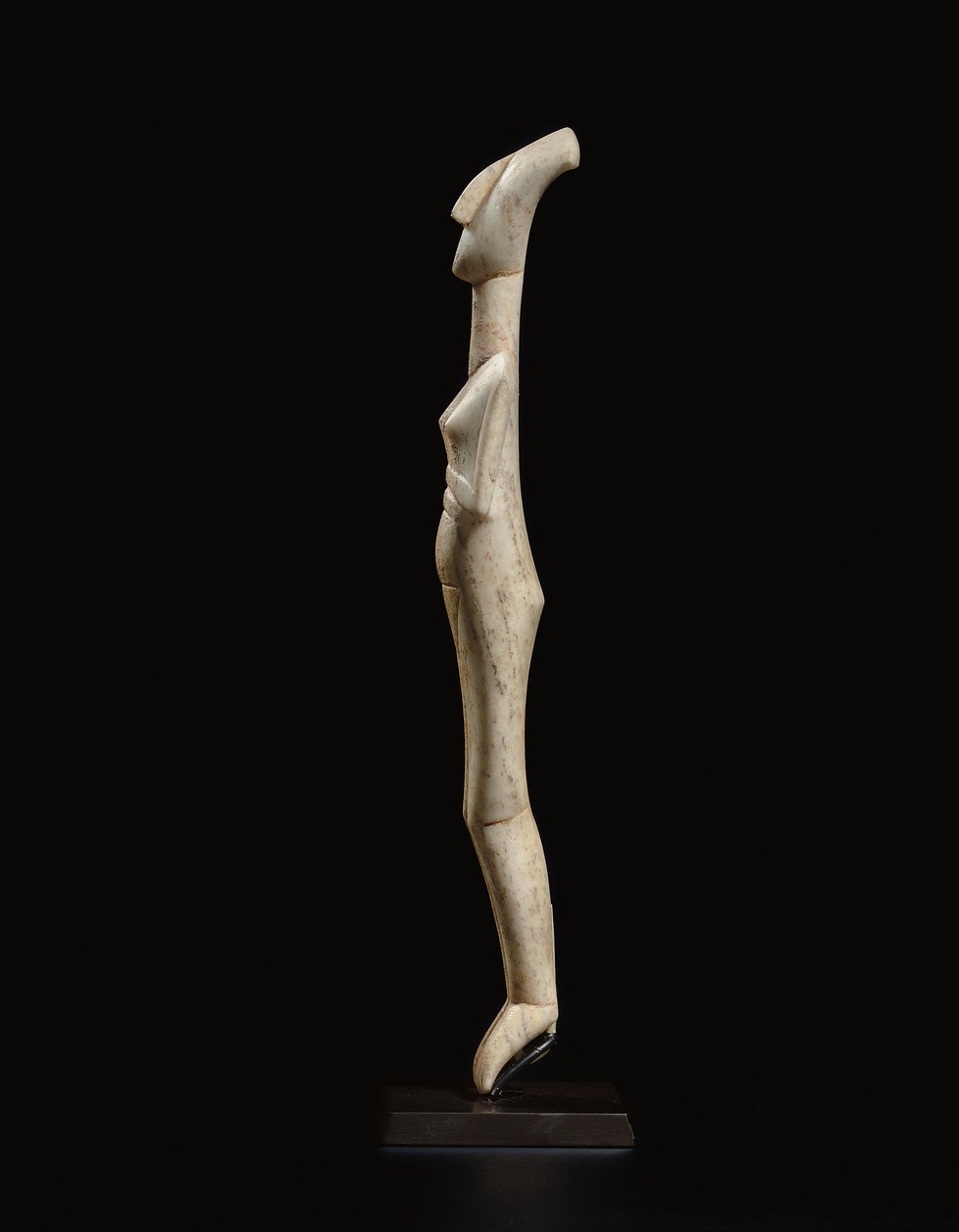 Figure féminine cycladique allongée, pièce maîtresse du Maître Schuster, Cycladique ancien II, vers 2400 av. J.-C. - Schuster Master