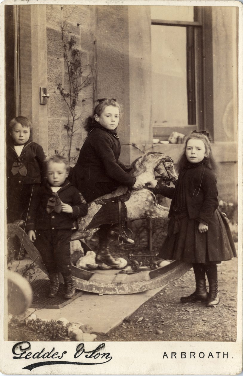 Groupe de jeunes enfants et leur cheval à bascule - Scottish Photographer