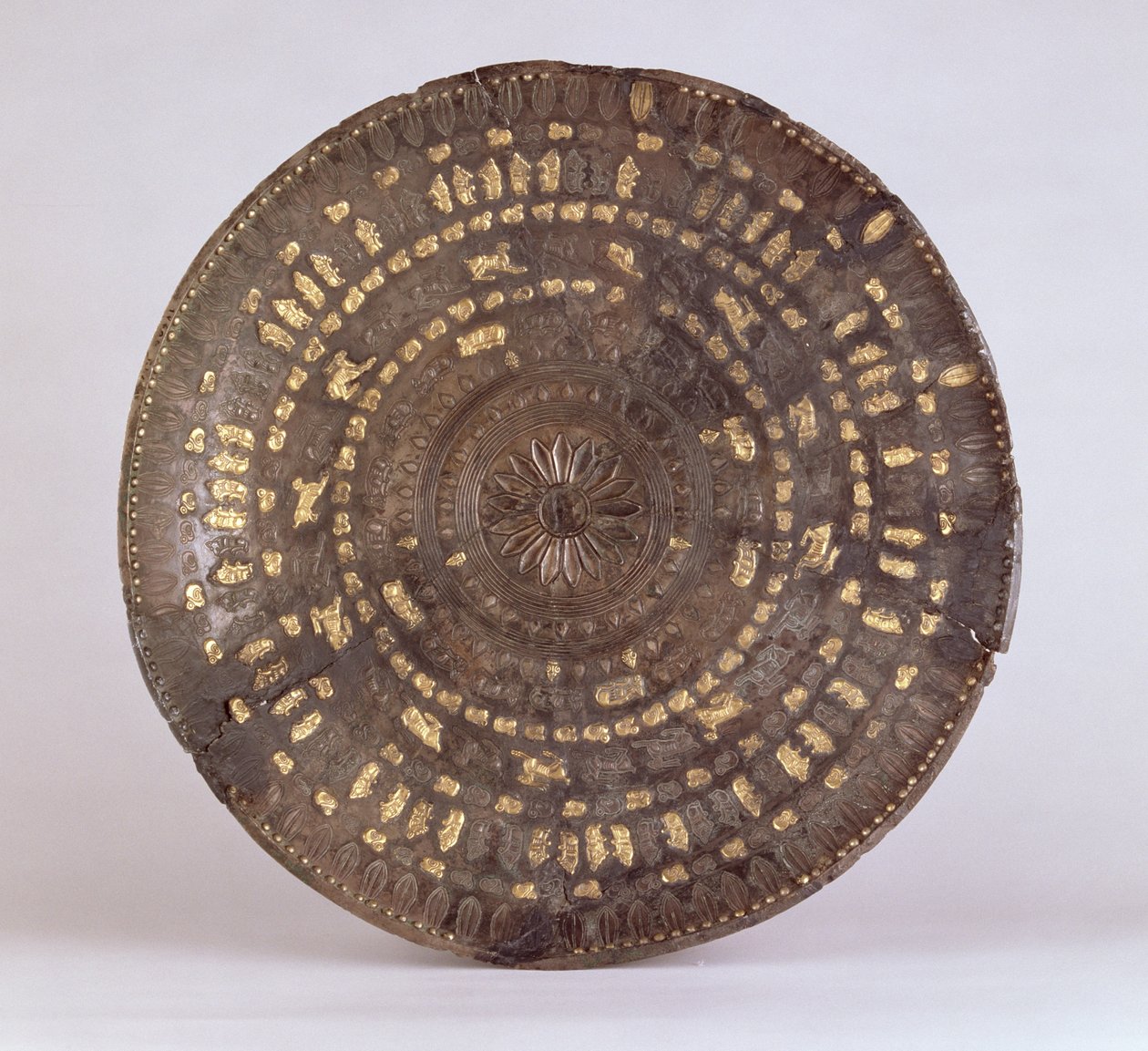 Plat avec dix cercles de motifs scythes, de Ziwiyeh, Iran, c.7ème siècle av. J.-C. (argent avec incrustation d