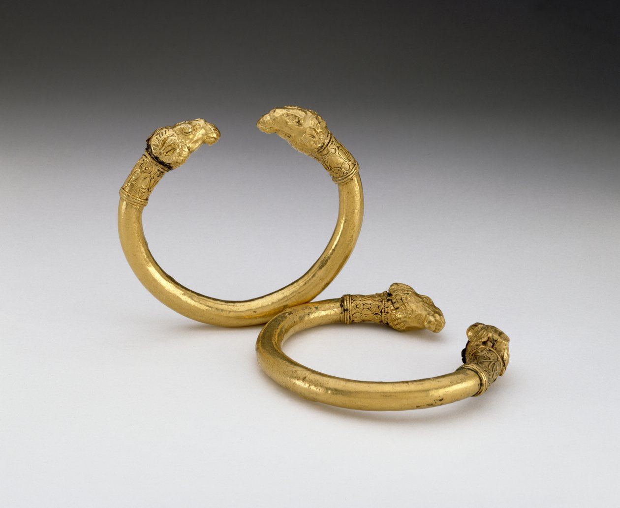 Paire de bracelets avec des têtes de bélier (bronze et or) - Scythian