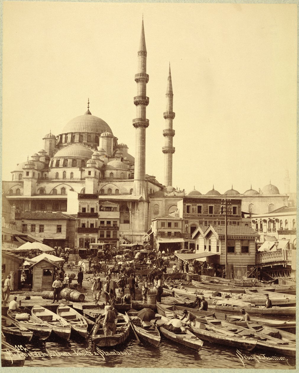 Mosquée Sainte-Sophie et bateaux de pêche sur le rivage du Bosphore, Istanbul, vers 1890 - Sebah and Joaillier