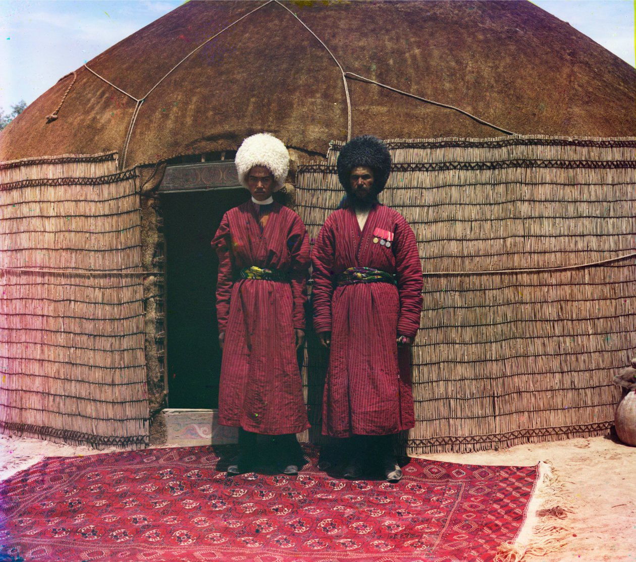 Deux hommes debout sur un tapis, devant une yourte - Sergei Mikhailovich Prokudin Gorskii