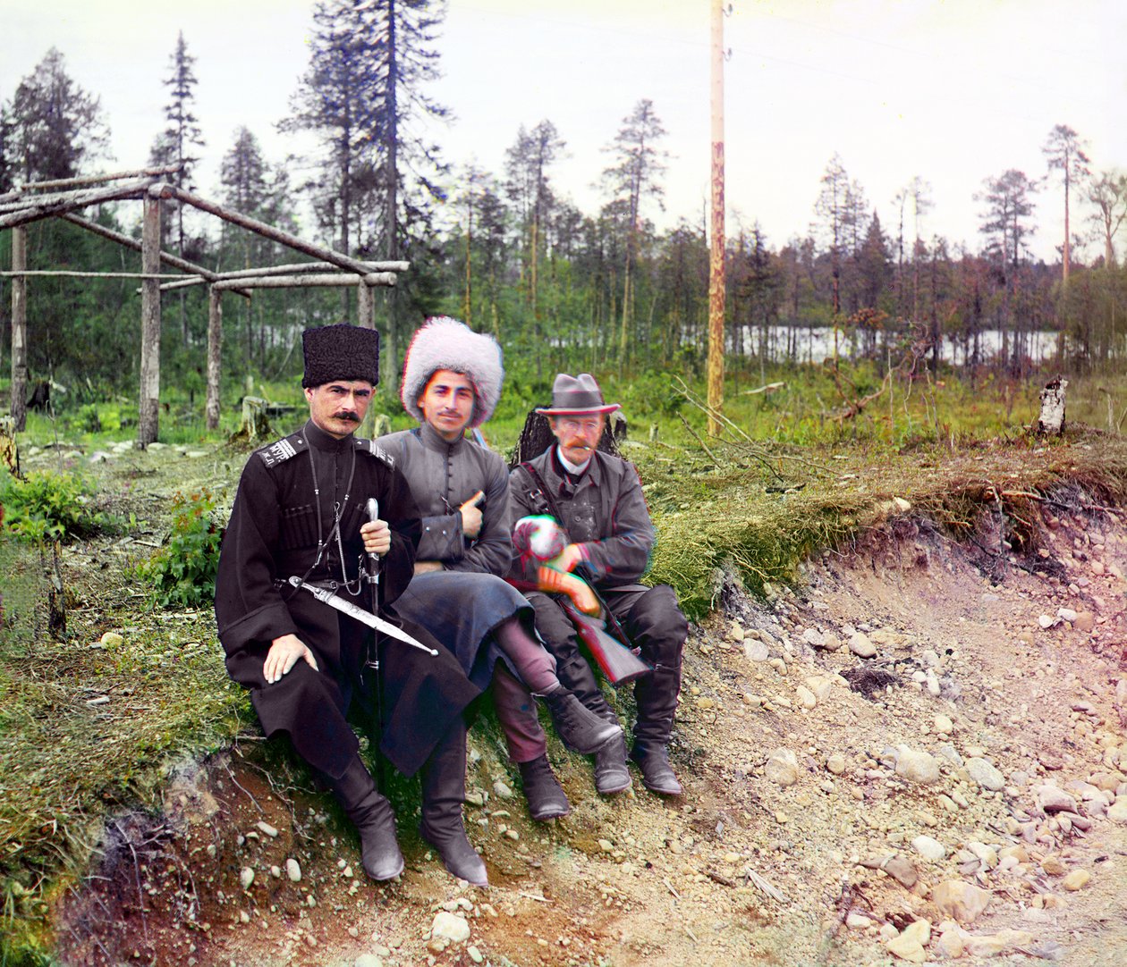 Le photographe Sergey Mikhailovich Prokudin-Gorsky et deux hommes en tenue cosaque, chemin de fer de Mourmansk, Empire russe 1915 - Sergey Prokudin Gorsky