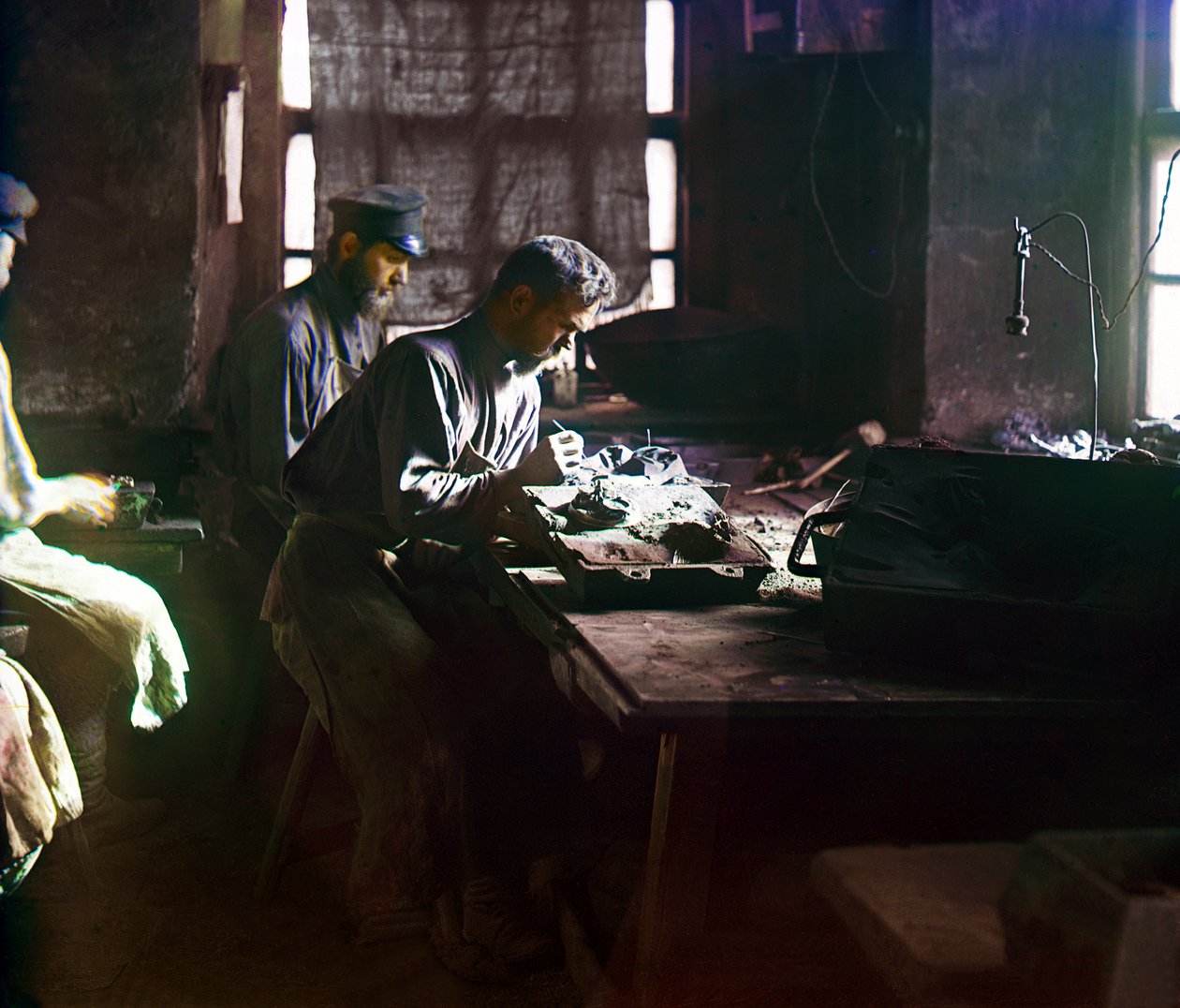 Travailleurs moulant une pièce artistique aux Forges de Kasli, Monts Oural, Empire Russe, 1910 - Sergey Prokudin Gorsky