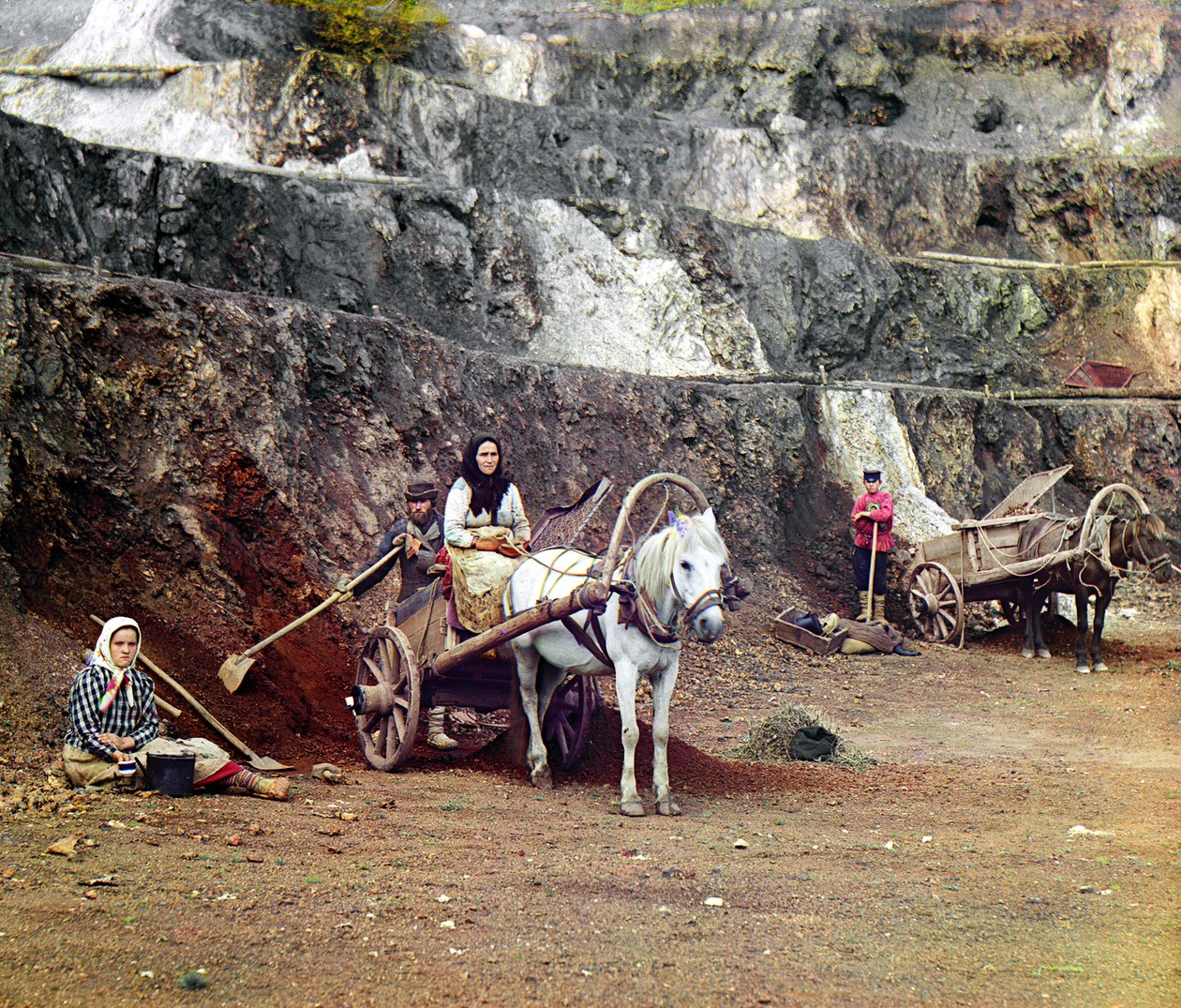 Travail à la mine de Bakalskii : une famille, avec des pelles et des charrettes tirées par des chevaux, travaillant aux mines de fer dans les collines de Bakaly, Empire russe, 1910 - Sergey Prokudin Gorsky