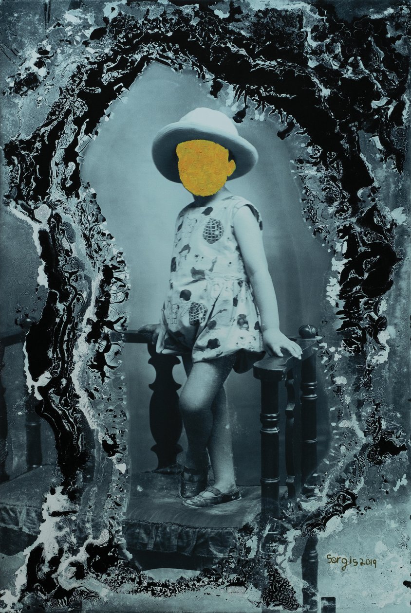 jeune fille posant seule, 2019 (mixed media) - Sergis Adamos