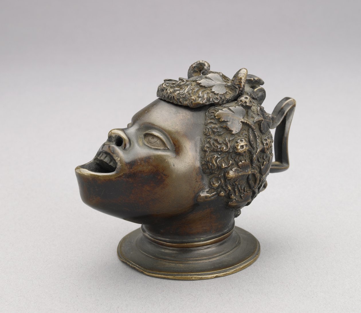 Lampe ou encrier en forme de tête de garçon africain; couvercle articulé et poignée angulaire, vers 1510-30 - Severo da Ravenna