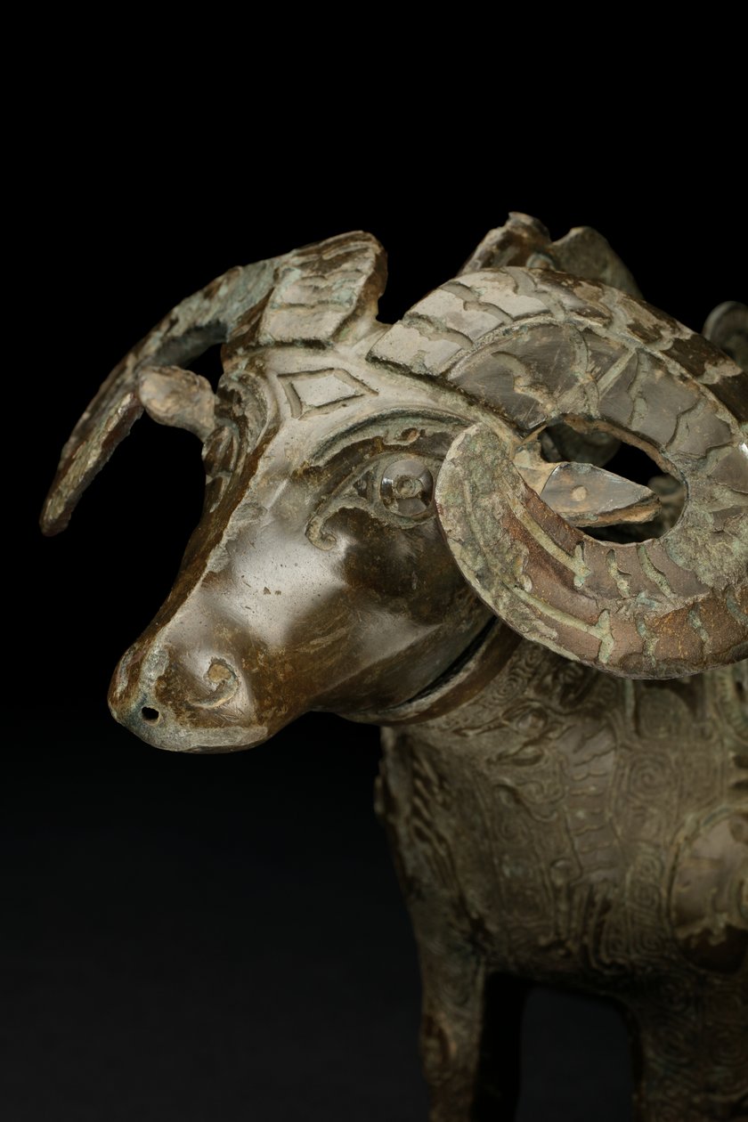 Vase à vin rituel en forme de bélier, Gong - Shang Dynasty Chinese School
