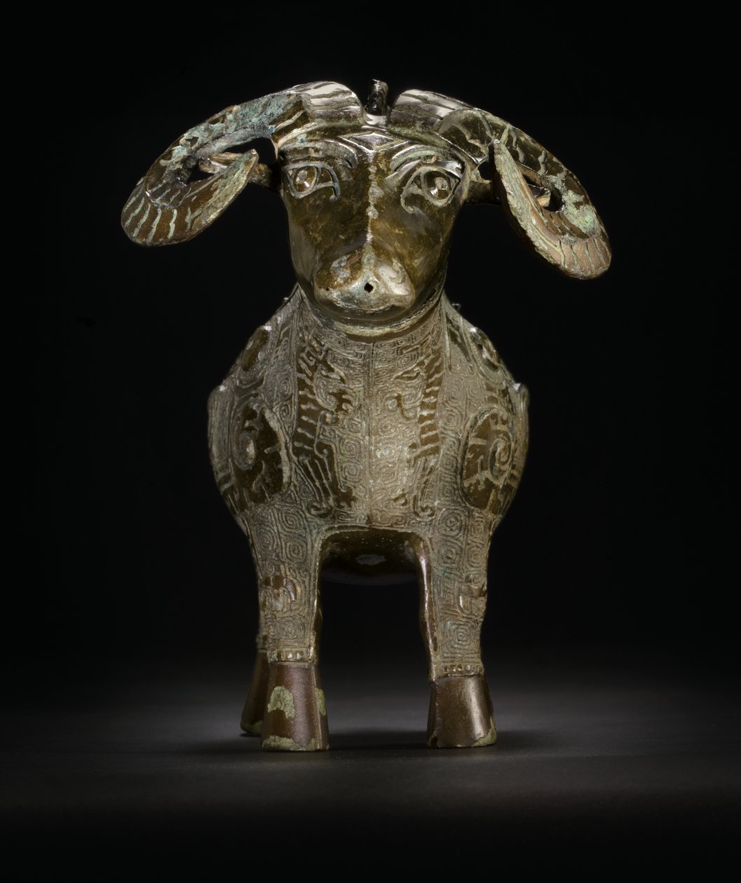 Vase à vin rituel en forme de bélier, Gong - Shang Dynasty Chinese School