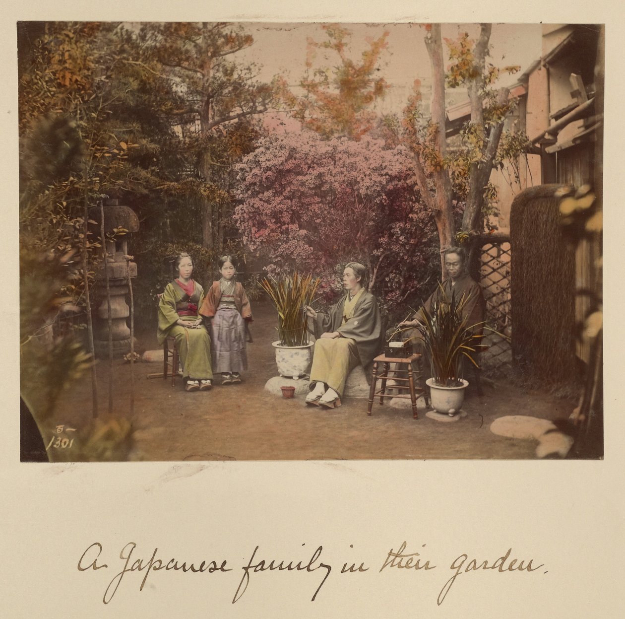 Une famille japonaise dans son jardin - Shinichi Suzuki
