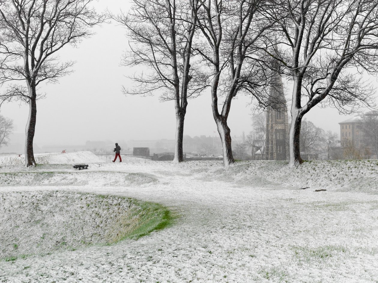 Figure solitaire marchant dans la forteresse de Copenhague pendant une tempête de neige, Danemark, 2022 (photo) - Sisse Brimberg