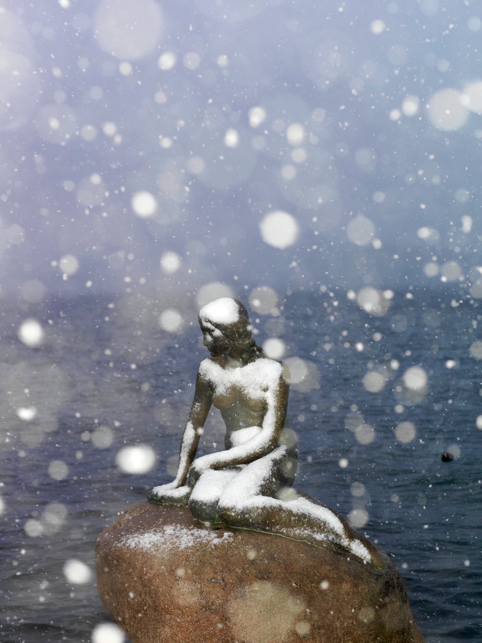 Tempête de neige sur la statue de La Petite Sirène par Edvard Eriksen, hiver à Copenhague, Danemark, 2022 (photo) - Sisse Brimberg