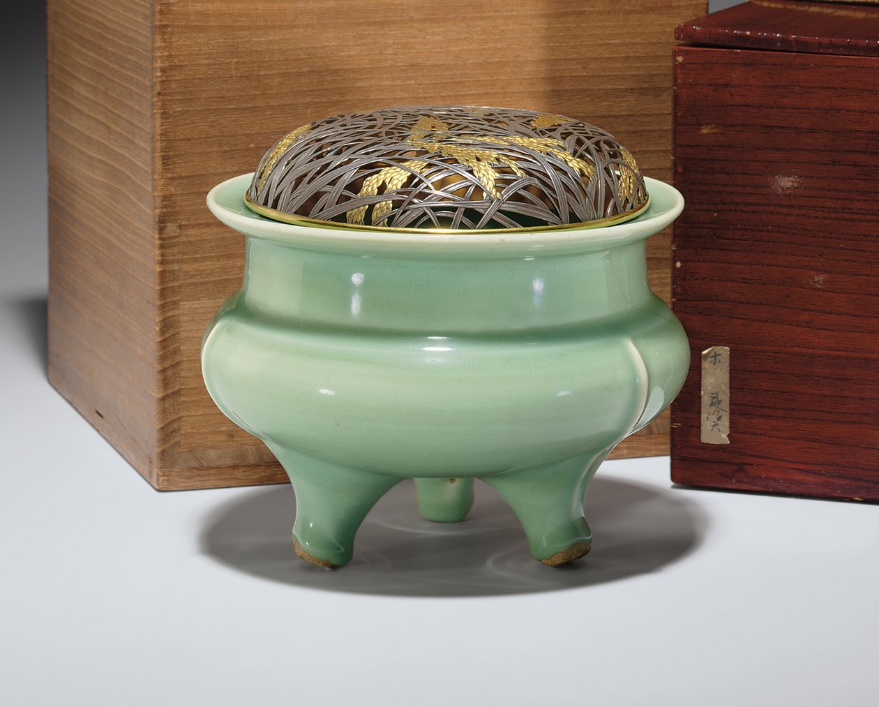 Grand brûle-parfum tripode Longquan céladon avec couvercle en métal partiellement doré japonais - Southern Song Dynasty Chinese School