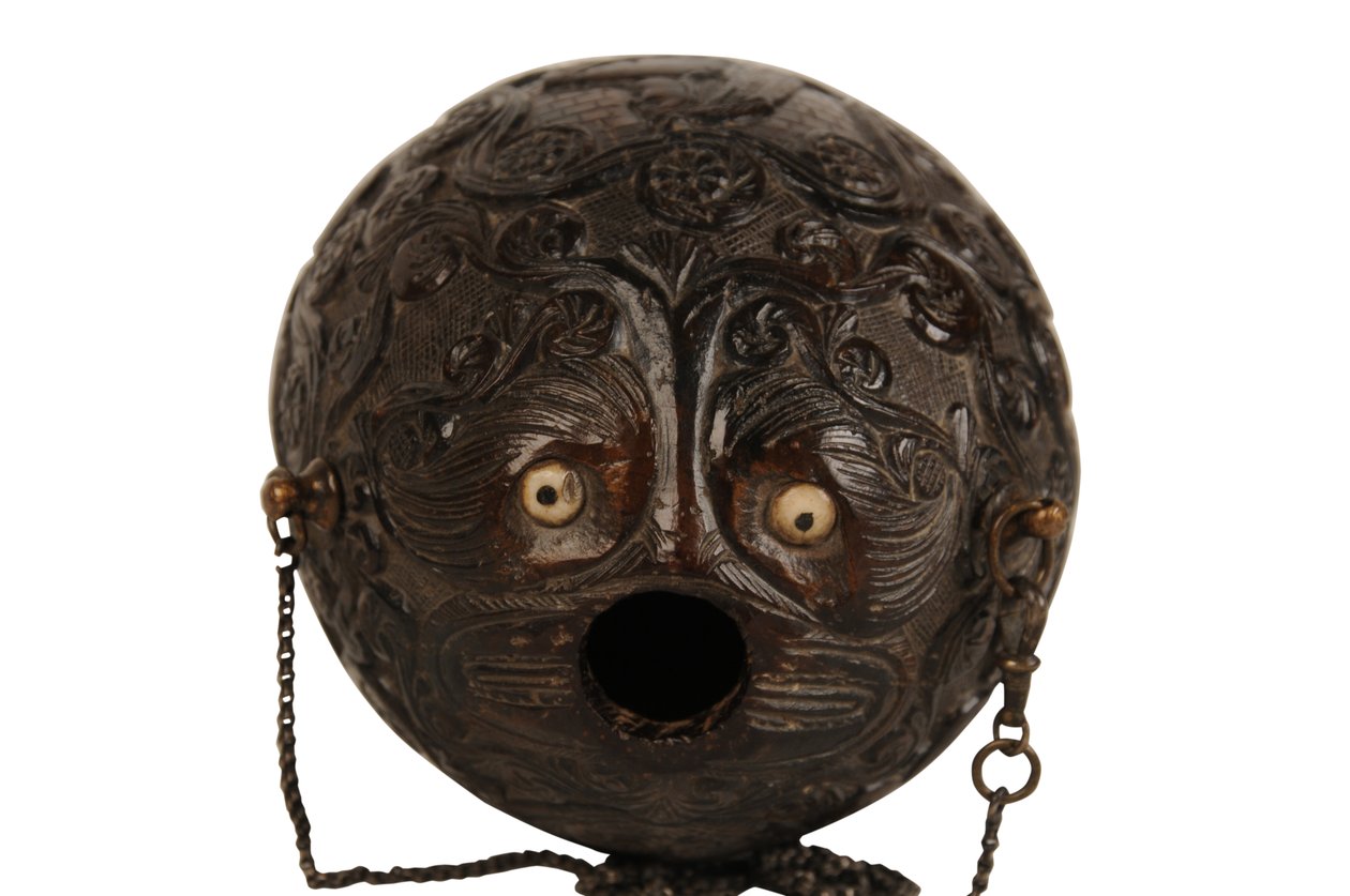 Flasque à poudre sculptée en noix de coco, coloniale espagnole, début du 19ème siècle - Spanish School