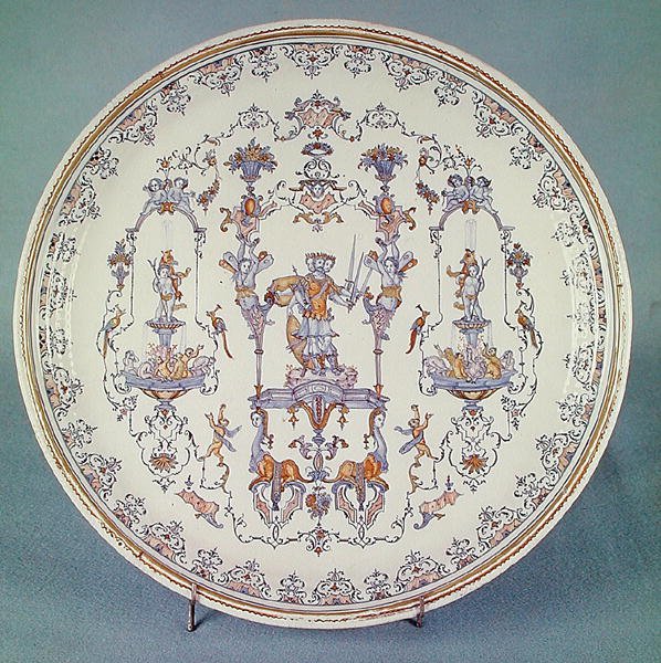 Plat décoré de grotesques, d