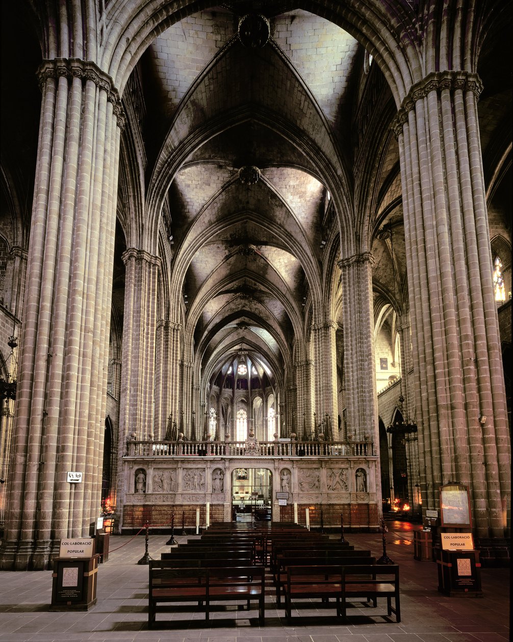 Vue intérieure de la nef, commencée en 1298 - Spanish School