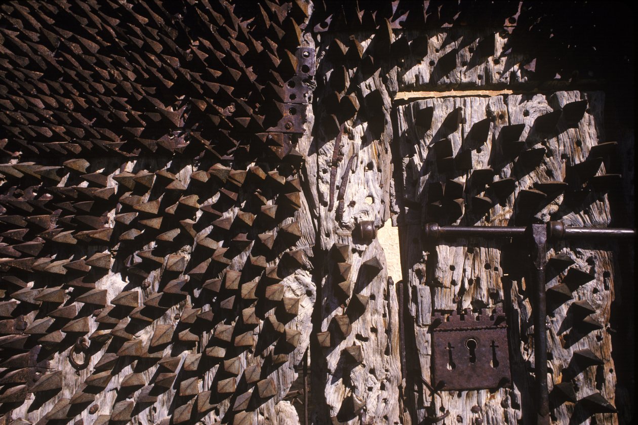 Pointes métalliques incrustées dans une porte de château - Spanish School