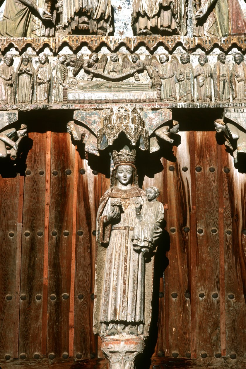 Le portail ouest avec statue de la Vierge à l
