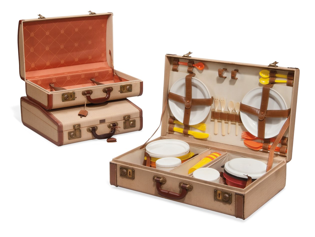 Deux valises et un panier de pique-nique, Loewe, milieu du XXe siècle (toile, cuir, laiton et plastique) - Spanish School