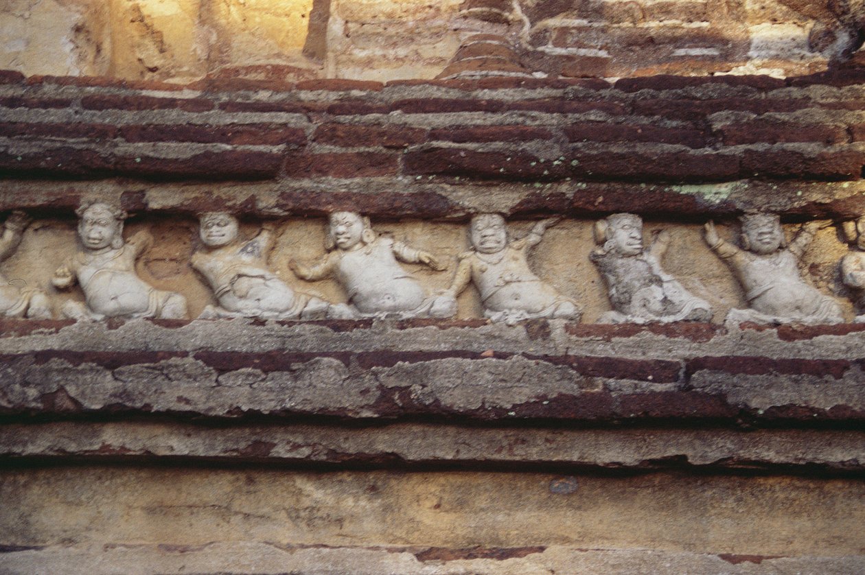 Relief représentant des nains sur l