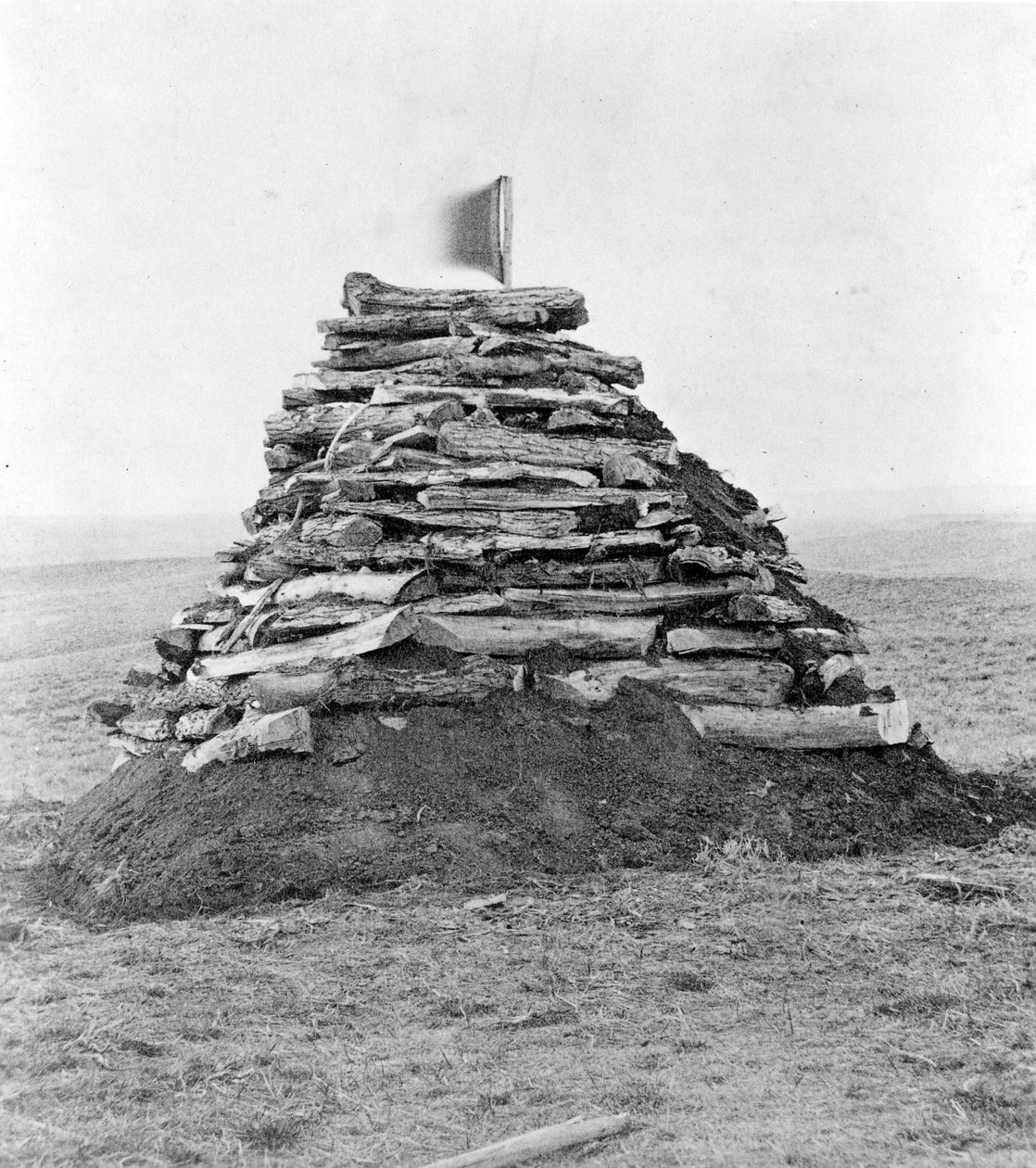 Monument contenant des ossements sur la colline de Custer, 1879 - Stanley J. Morrow
