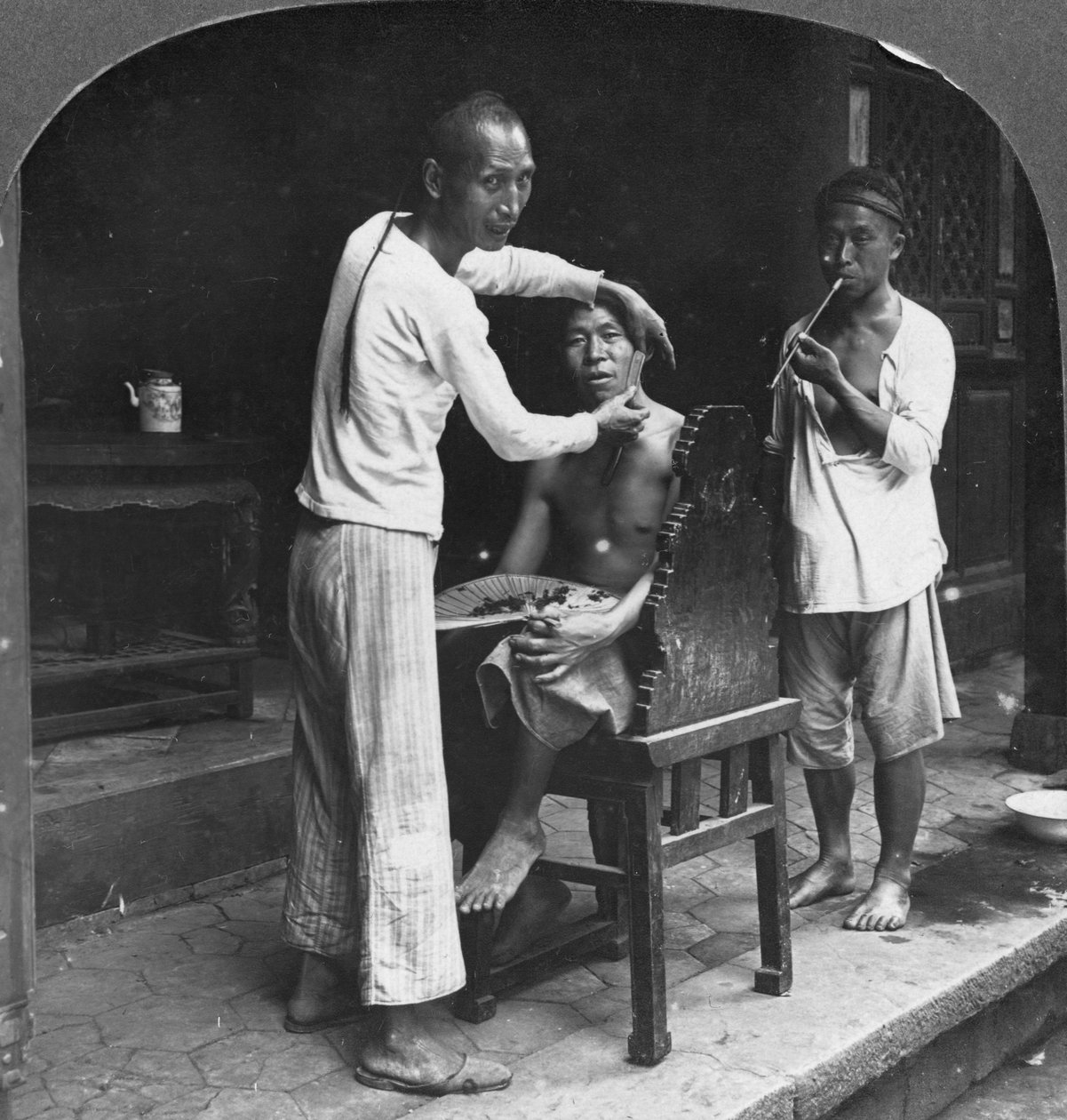 Un barbier chinois à Bhamo, Birmanie, 1908 - Stereo Travel Co