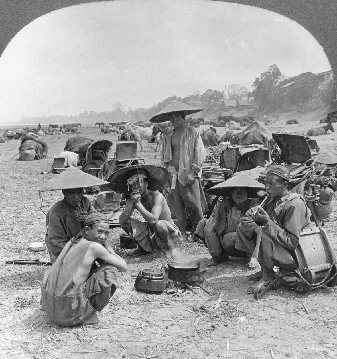 Caravane en route pour la Chine campant à Bhamo, Birmanie, 1908 - Stereo Travel Co