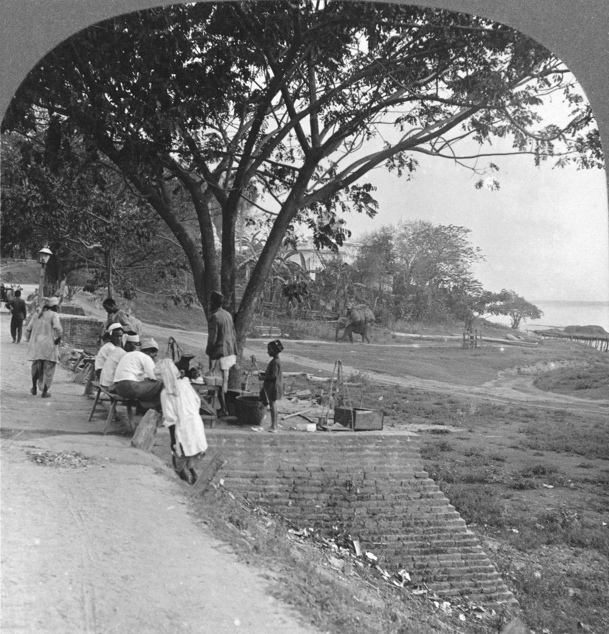 Front de rivière et rive, Bhamo, Birmanie, 1908 - Stereo Travel Co