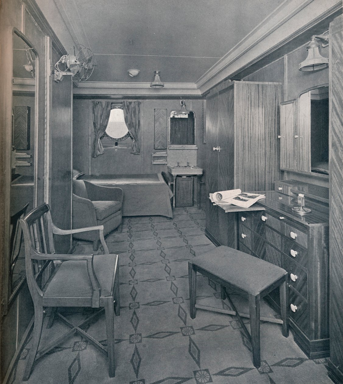 Appartements en première classe à bord du S.S. Empress of Britain, 1931 - Stewart Bale Limited