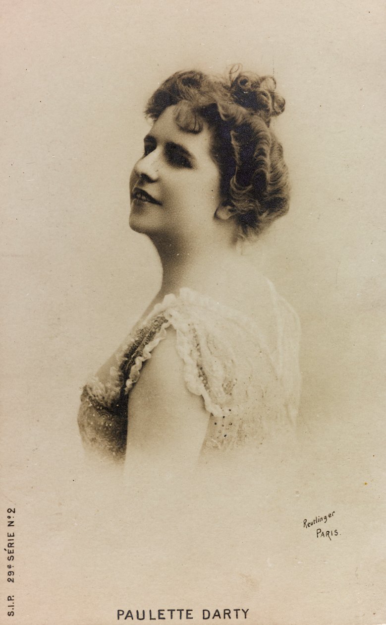 Portrait de la chanteuse française Paulette de Bardy, connue sous le nom de Paulette Darty; carte postale - Studio Reutlinger